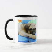 Pug leggen op kussens mok (Links)