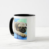 Pug leggen op kussens mok (Voorkant links)
