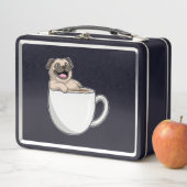 Pug met beker koffie (In situ)