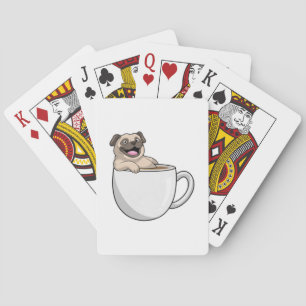 Pug met beker koffie pokerkaarten