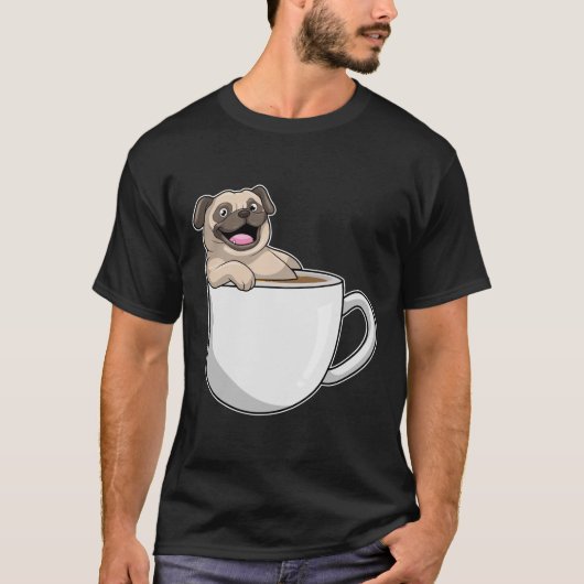 Pug met beker koffie t-shirt (Voorkant)