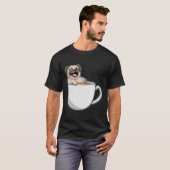 Pug met beker koffie t-shirt (Voorkant volledig)