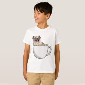 Pug met beker koffie t-shirt (Voorkant volledig)