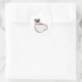 Pug met beker koffie vierkante sticker (Tas)
