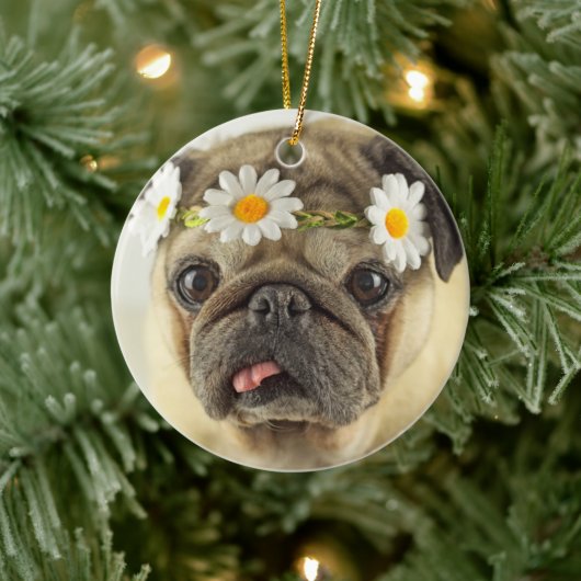 Pug met Daisy Crown Keramisch Ornament (Boom)