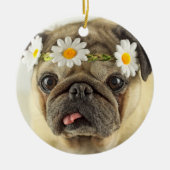 Pug met Daisy Crown Keramisch Ornament (Voorkant)