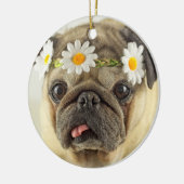 Pug met Daisy Crown Keramisch Ornament (Links)