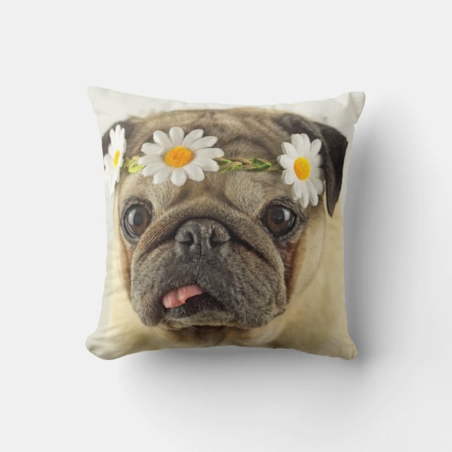 Pug met Daisy Crown Kussen (Voorkant)
