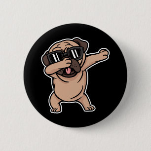 Pug met een goede bui en een zonnebril die dabt ronde button 5,7 cm