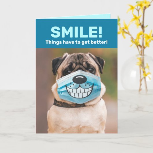 Pug met glimlachend masker - het wordt beter kaart (Gele Bloem)