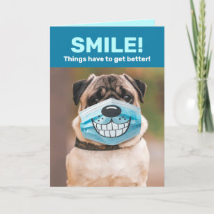 Pug met glimlachend masker - het wordt beter kaart