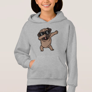 Pug met goede humeur en zonnebril die dabt