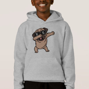 Pug met goede humeur en zonnebril die dabt
