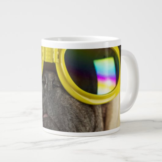 Pug met Goggles Grote Koffiekop (Voorkant rechts)