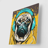Pug met hoofdtelefoon vierkante klok (Hoek)