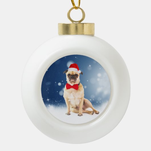 Pug met kerstkerstkerstkerstkerstkerstman keramische bal ornament (Voorkant)
