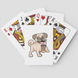 Pug met koffie om mee te gaan pokerkaarten
