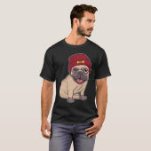 Pug met muts klassiek 23 t-shirt (Voorkant volledig)