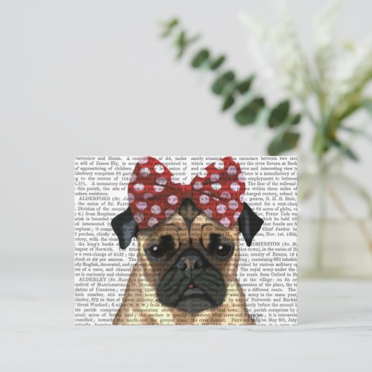 Pug met roodborstbedekking op kop briefkaart (Staand voorkant)