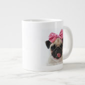 Pug met roze romp grote koffiekop (Voorkant rechts)