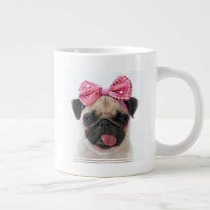 Pug met roze romp grote koffiekop