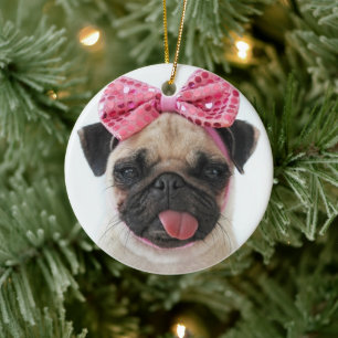 Pug met roze romp keramisch ornament