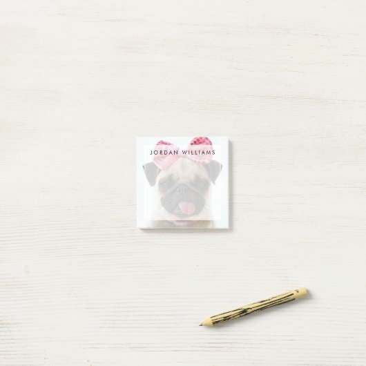 Pug met roze romp post-it® notes (Op bureau)