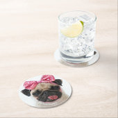 Pug met roze romp ronde kartonnen onderzetter (Insitu)