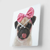 Pug met roze romp vierkante klok (Hoek)