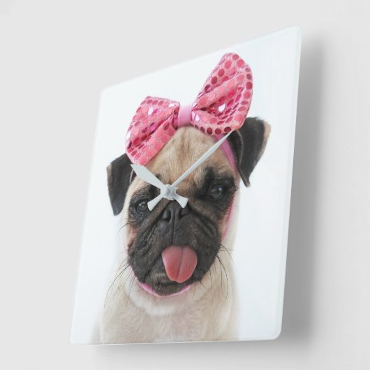 Pug met roze romp vierkante klok (Hoek)