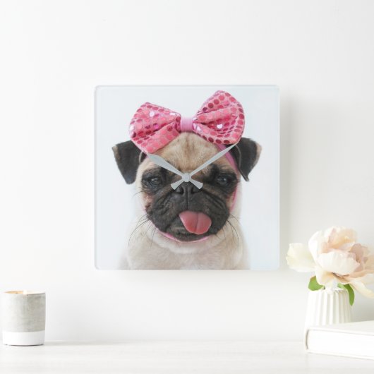 Pug met roze romp vierkante klok (Huis)