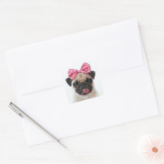 Pug met roze romp vierkante sticker (Envelop)