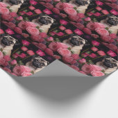 Pug met Roze Rozen Bloemen Bloemen Cadeaupapier (Hoek)