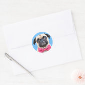 Pug met roze strik ronde sticker (Envelop)