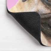 Pug met tongen die uit Mousepad kruipen Muismat (Hoek)