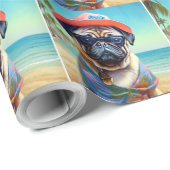 Pug on Beach, zomercadeau voor hondenliefhebber Cadeaupapier (Rol Hoek)