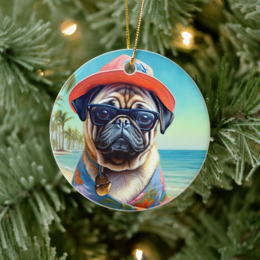 Pug on Beach, zomercadeau voor hondenliefhebber Keramisch Ornament (Boom)