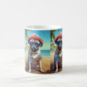 Pug on Beach, zomercadeau voor hondenliefhebber Koffiemok (Center)