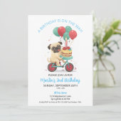 Pug op fiets met taart 2e verjaardagsfeest kaart (Staand voorkant)