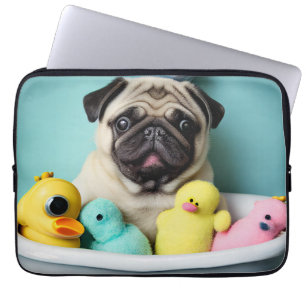 Pug Paradise: Een zwemschoonheid op de buis Laptop Sleeve