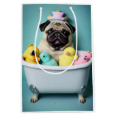 Pug Paradise: Een zwemschoonheid op de buis Medium Cadeauzakje (Voorkant)