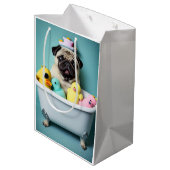 Pug Paradise: Een zwemschoonheid op de buis Medium Cadeauzakje (Achterkant Gekanteld)