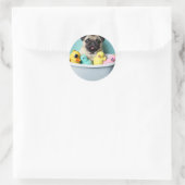 Pug Paradise: Een zwemschoonheid op de buis Ronde Sticker (Tas)