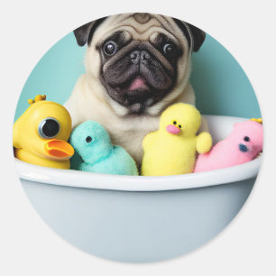 Pug Paradise: Een zwemschoonheid op de buis Ronde Sticker