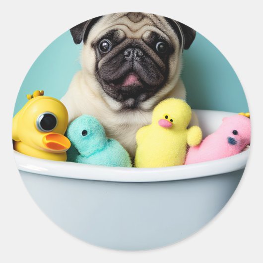 Pug Paradise: Een zwemschoonheid op de buis Ronde Sticker (Voorkant)
