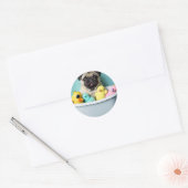 Pug Paradise: Een zwemschoonheid op de buis Ronde Sticker (Envelop)