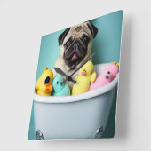 Pug Paradise: Een zwemschoonheid op de buis Vierkante Klok (Hoek)