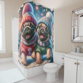 "Pug Puppies’ eerste sneeuwval - grillige winter" Douchegordijn (In situ)