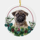 Pug Puppy Dog Evergreen Berry Wreath Keramisch Ornament (Voorkant)