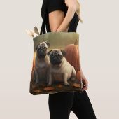 Pug Puppy Herfst Delight Pompoen Tote Bag (Dichtbij)